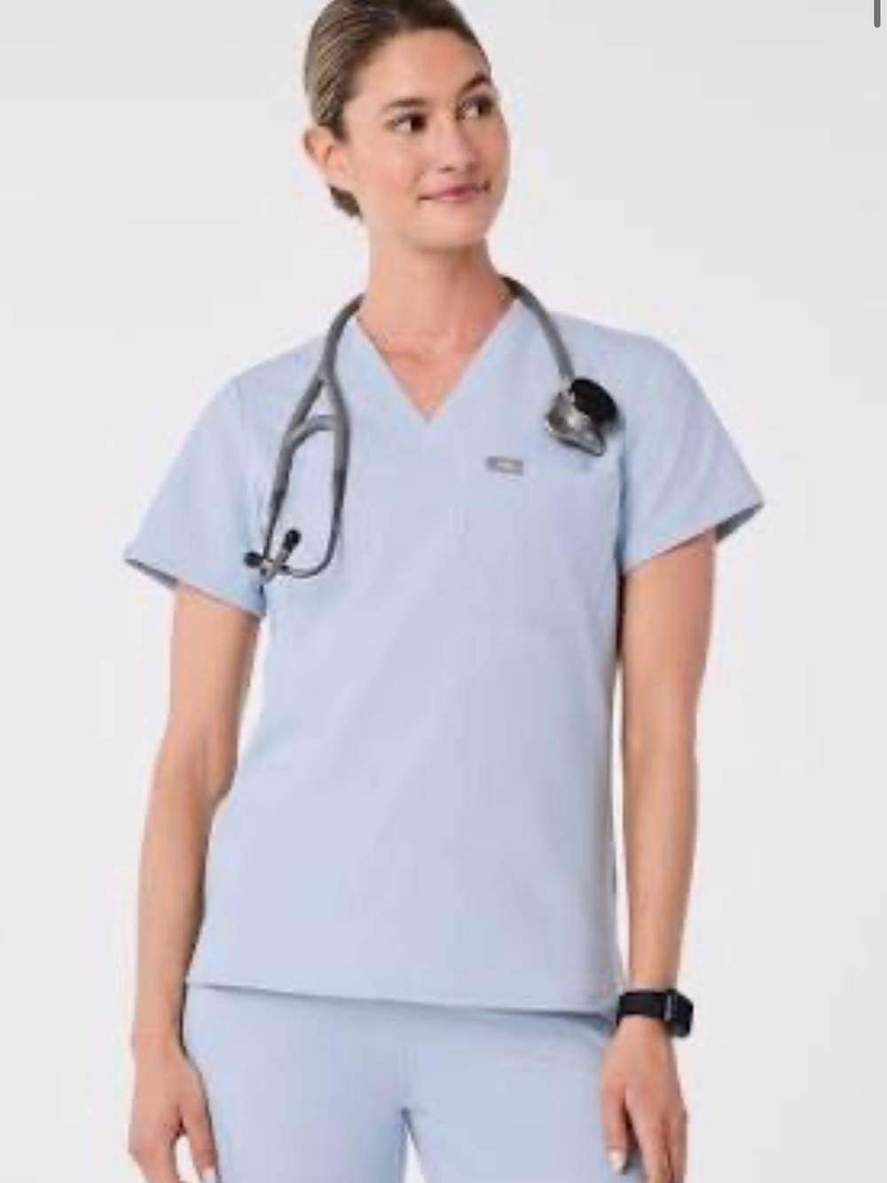 FIGS Women’s Catalina Scrub Top, XS in Chambray